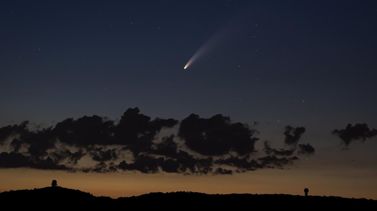 Neowise, sobre la montaña Buschberg en Puerstendorf, Austria, este domingo