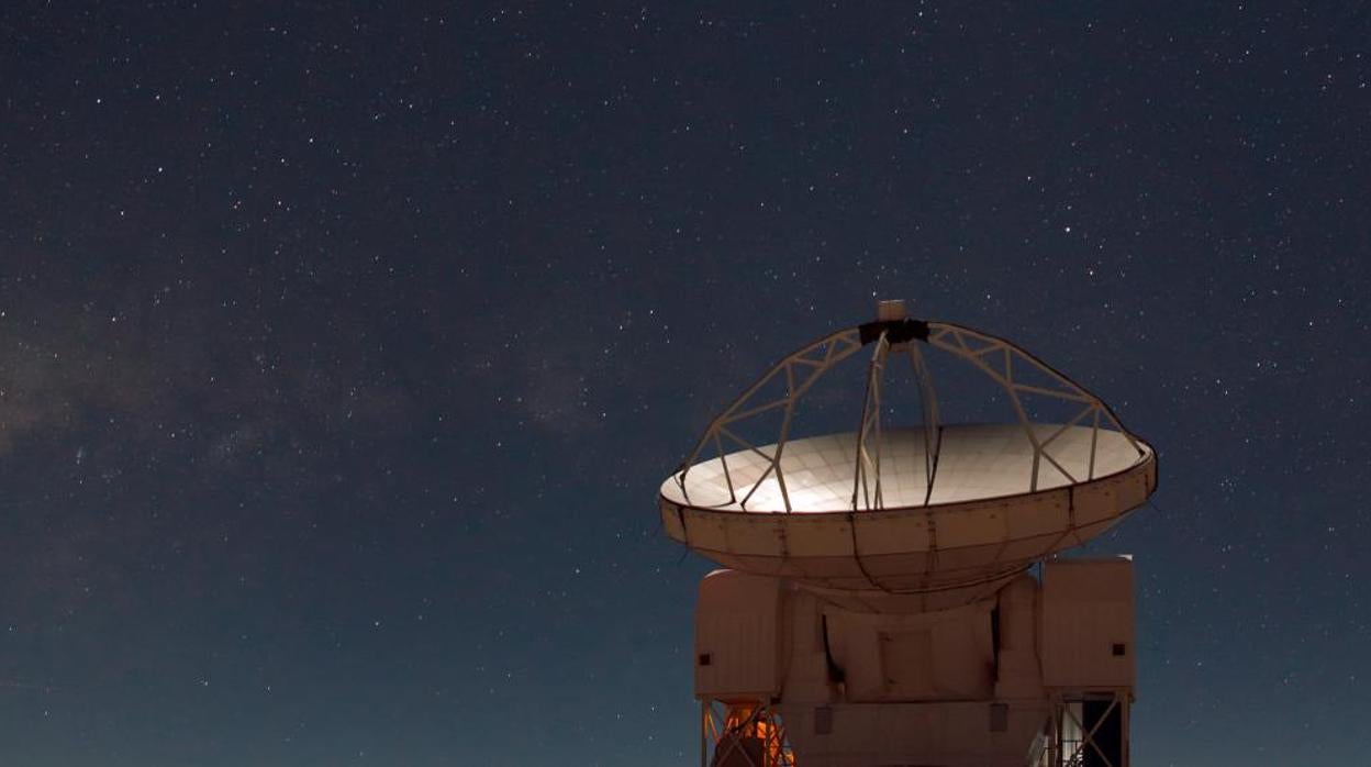 El Atacama Pathfinder Experiment (APEX), instrumento que ha permitido estudiar el entorno del centro de la galaxia