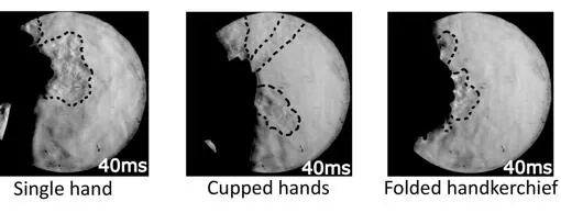 En la primera imagen a la izquierda, la tos bloqueada por una sola mano; en la segunda central, tos tapada por ambas manos ahuecadas; en la tercera, tos bloqueada por un pañuelo doblado