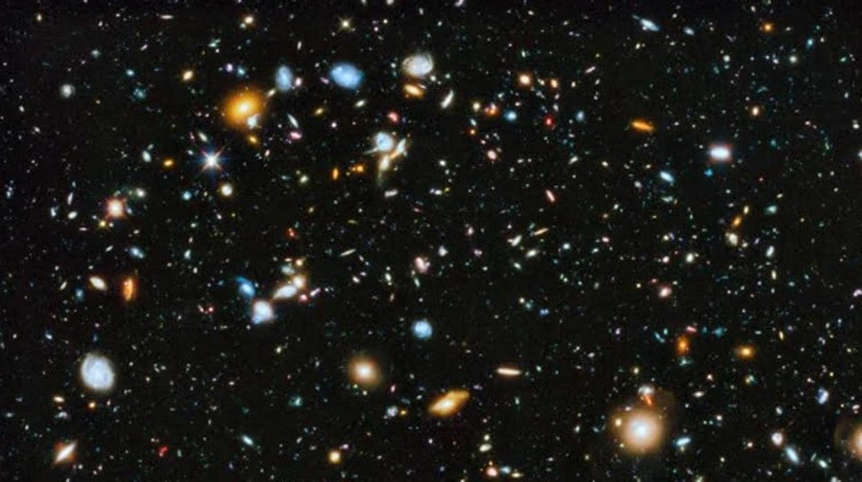Espectacular imagen de espacio profundo del Hubble. Los puntos no son estrellas, sino galaxias.