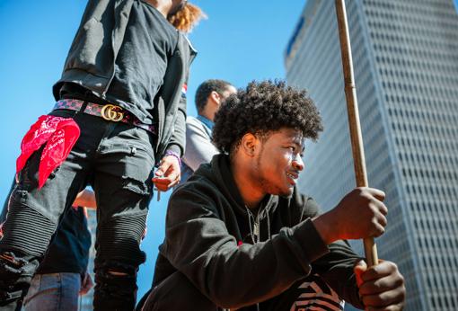 Varias personas identificadas con el movimiento Black Lives Matter protestan en la Jefferson Square Park, en Louisville, Kentucky (Estados Unidos), este miércoles