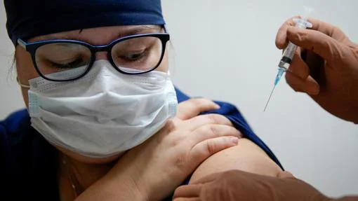 Una enfermera recibe una inyección de una vacuna experimental rusa, el pasado 12 de octubre