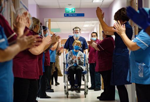 Margaret Keenan, de 90 años de edad, aplaudida después de convertirse en la primera persona británica en recibir la vacuna de Pfizer/BioNTech tras su aprobación, el pasado 8 de diciembre. Antes de ella, decenas de miles de voluntarios recibieron inyecciones durante los ensayos clínicos