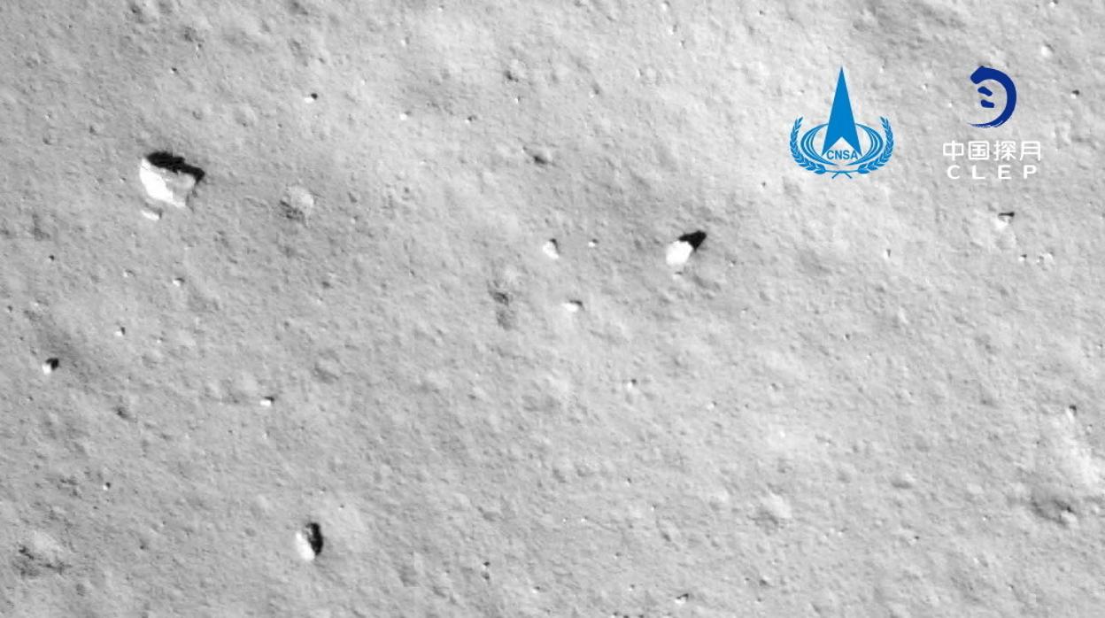 Imagen tomada por la cámara de la sonda Chang'e 5 durante el alunizaje