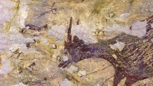 Escena de caza de la pintura rupestre hallada en una cueva de Sulawesi