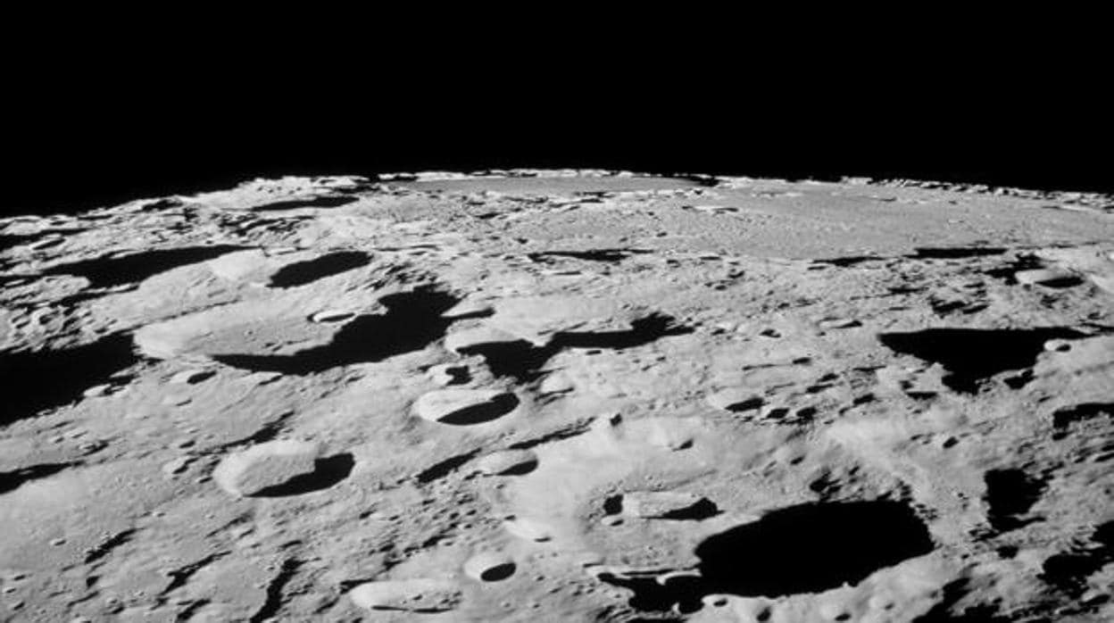 Imagen de la superficie de la Luna, repleta de cráteres