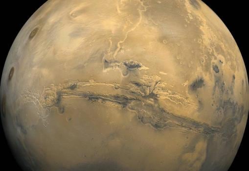 El perfil de Valles Marineris, un cañón de 4.000 kilómetros de largo. Su origen es desconocido, aunque se sospecha que es una fractura originada hace miles de millones de años, cuando el planeta se enfrió