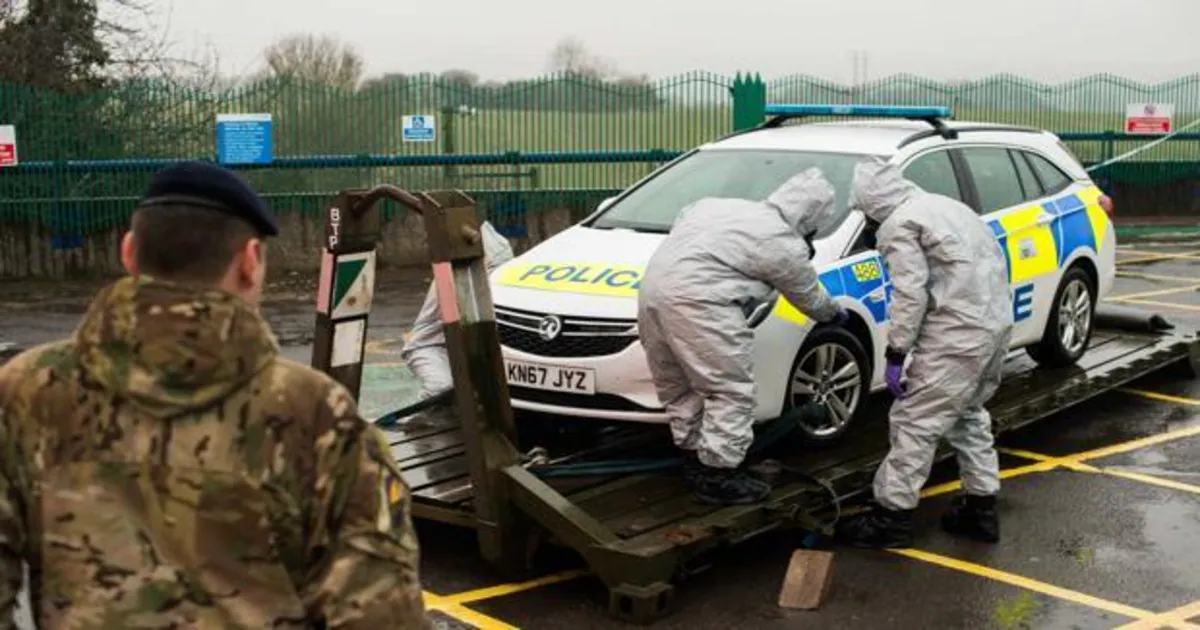 Policías británicos trasladan un vehículo presuntamente contaminado con Novichok