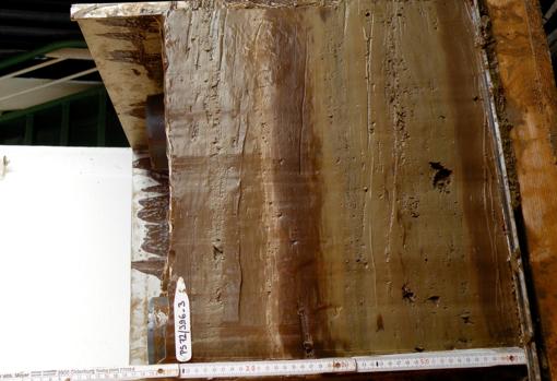 Uno de los núcleos de sedimentos del Ártico analizados, en la que se puede ver muy bien cómo las diferentes condiciones climáticas causaron diferentes colores en los depósitos marinos