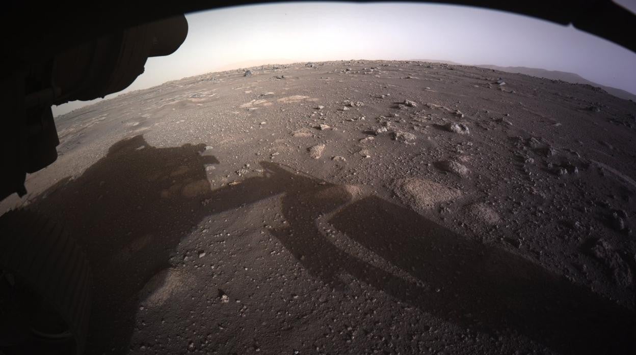 Imagen a color tomada por el rover Perseverance en Marte