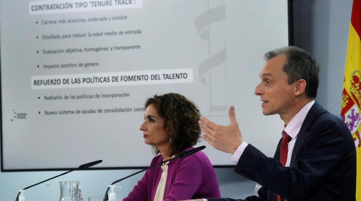 La ministra de Hacienda y portavoz del Gobierno, María Jesús Montero y el ministro de Ciencia e Innovación, Pedro Duque, durante la rueda de prensa ofrecida tras la reunión del Consejo de Ministros, este martes en el Palacio de la Moncloa