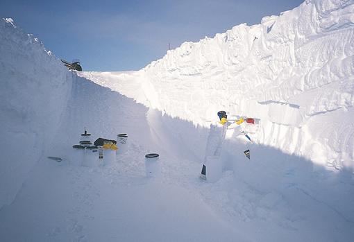 Recolección de micrometeoritos en las regiones antárticas centrales, en el Domo C en 2002. Muestreo de nieve