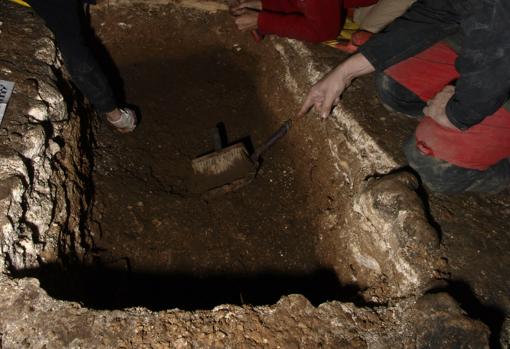 El profesor Arsuaga en el yacimiento de Estatuas. En el perfil, se puede ver el suelo estalagmítico sellando el yacimiento