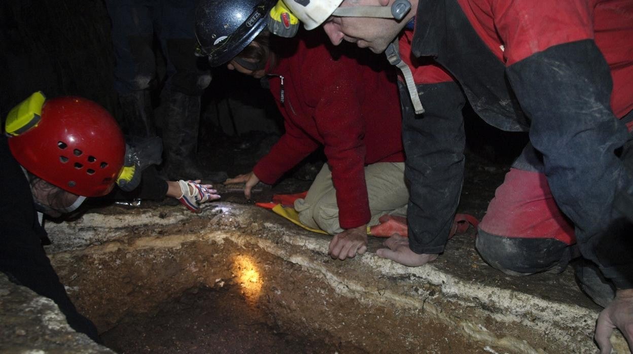El profesor Arsuaga en el yacimiento de Estatuas