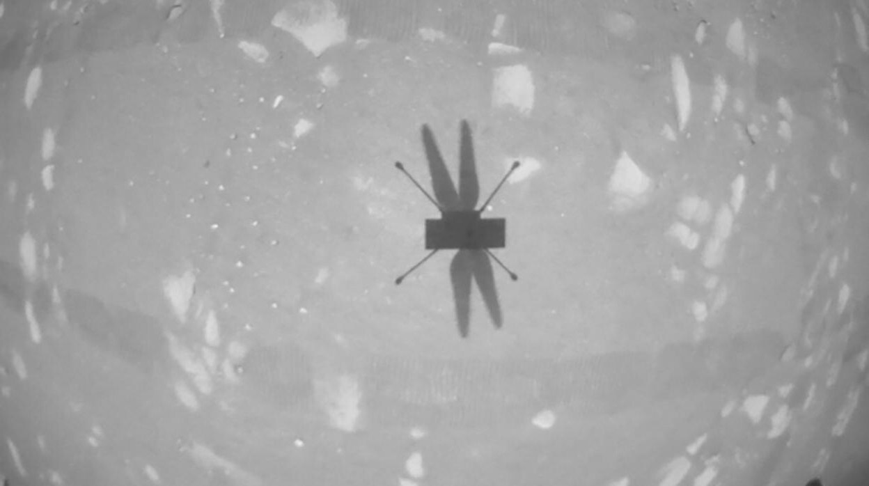 La cámara de navegación del Ingenuity captura su sombra en la superficie del cráter Jezero durante el segundo vuelo de prueba