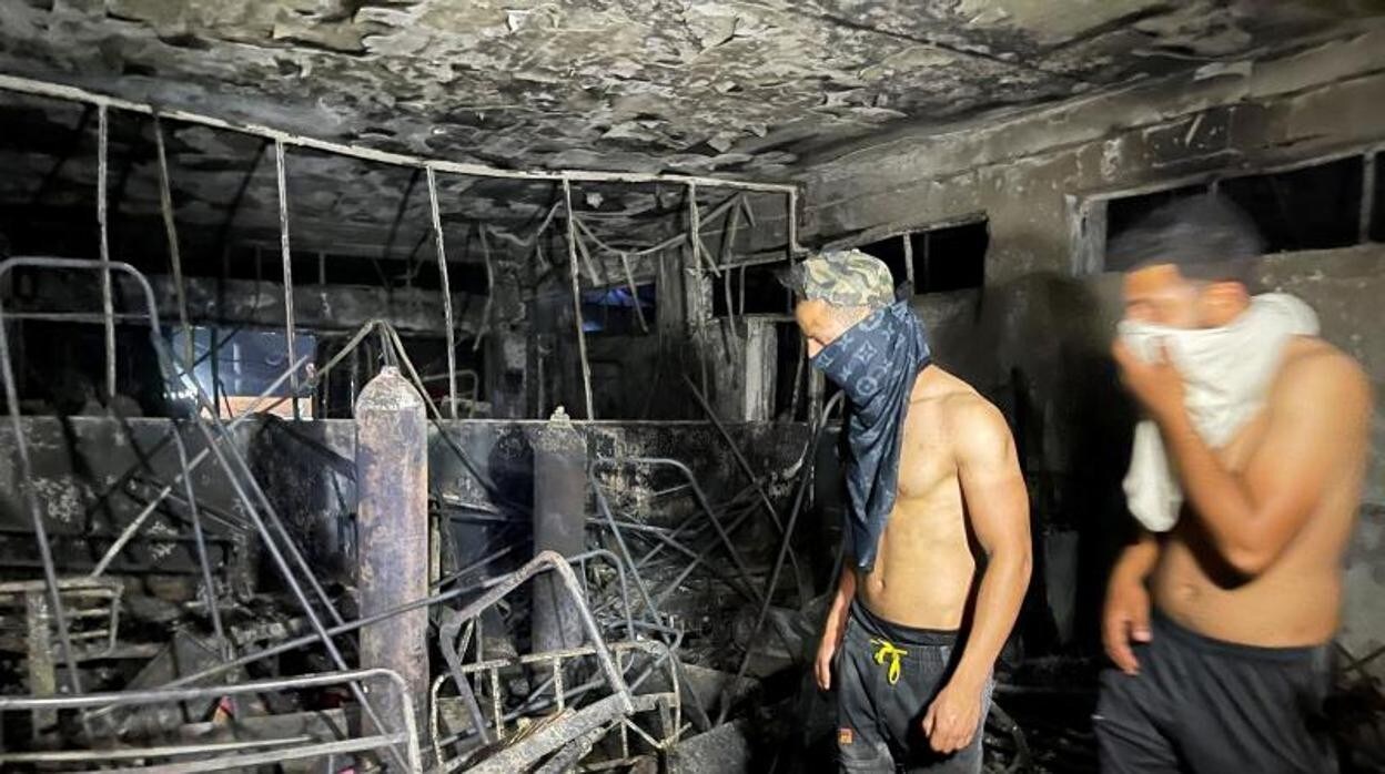 Dos jóvenes observan la devastación tras el incendio en el hospital Ibn Khatib en Bagdad