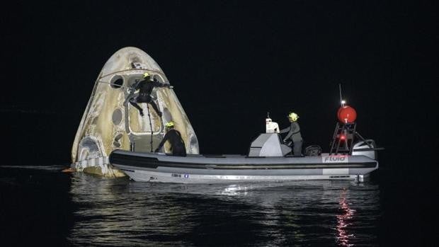 Space X ameriza con éxito y trae de vuelta a cuatro astronautas