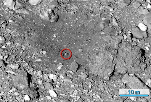 El sitio de Nightingale antes de la recogida de muestras. El círculo rojo indica una roca que se mostró desplazada durante el evento. La misma roca se muestra en un círculo rojo en la imagen posterior.