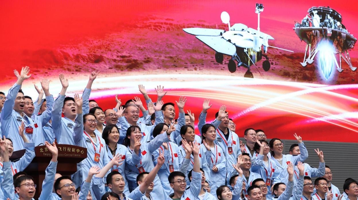 Recreación del módulo de aterrizaje con el rover Zhurong en Marte
