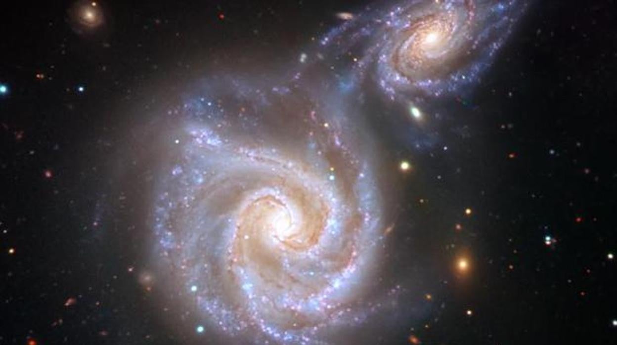 La ilustración muestra cómo pudo ser el encuentro de nuestra Vía Láctea con la galaxia de la Salchicha, hace entre 8.000 y 10.000 millones de años