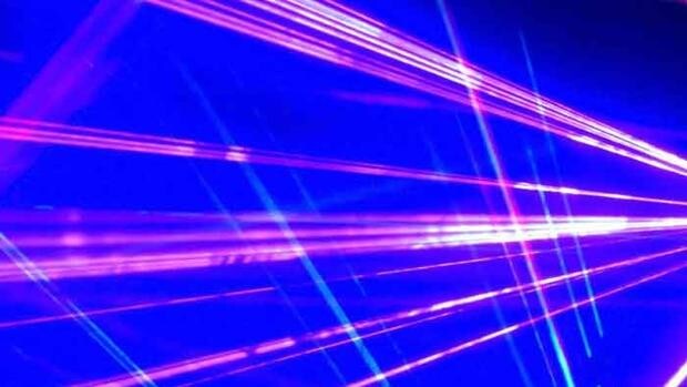 Logran que pulsos de láser superen la velocidad de la luz sin violar ninguna ley de la Física