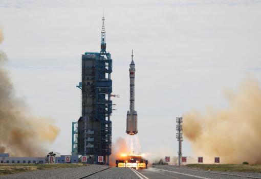 Los primeros astronautas acceden a la estación espacial china