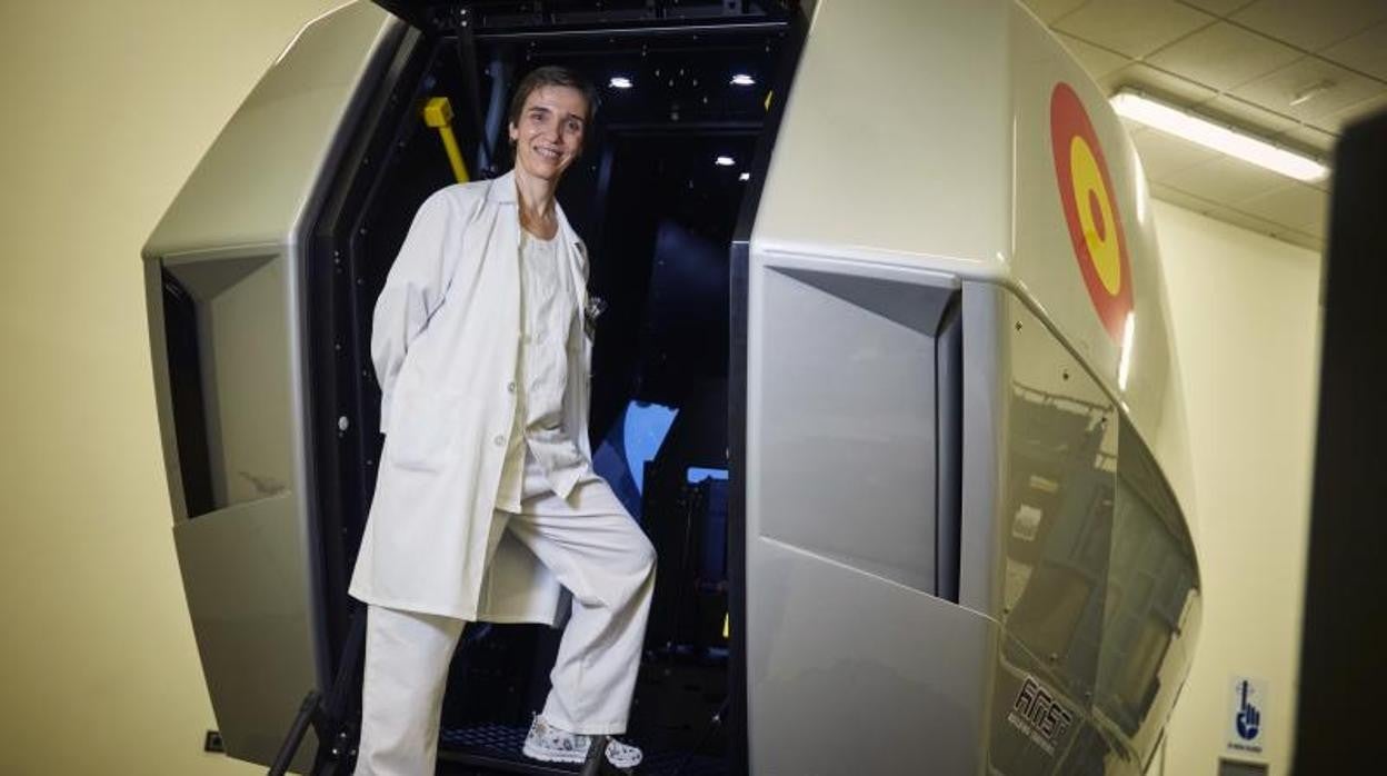 La teniente coronel Beatriz Puente, candidata a astronauta, en la base aérea de Torrejón de Arroz, Madrid