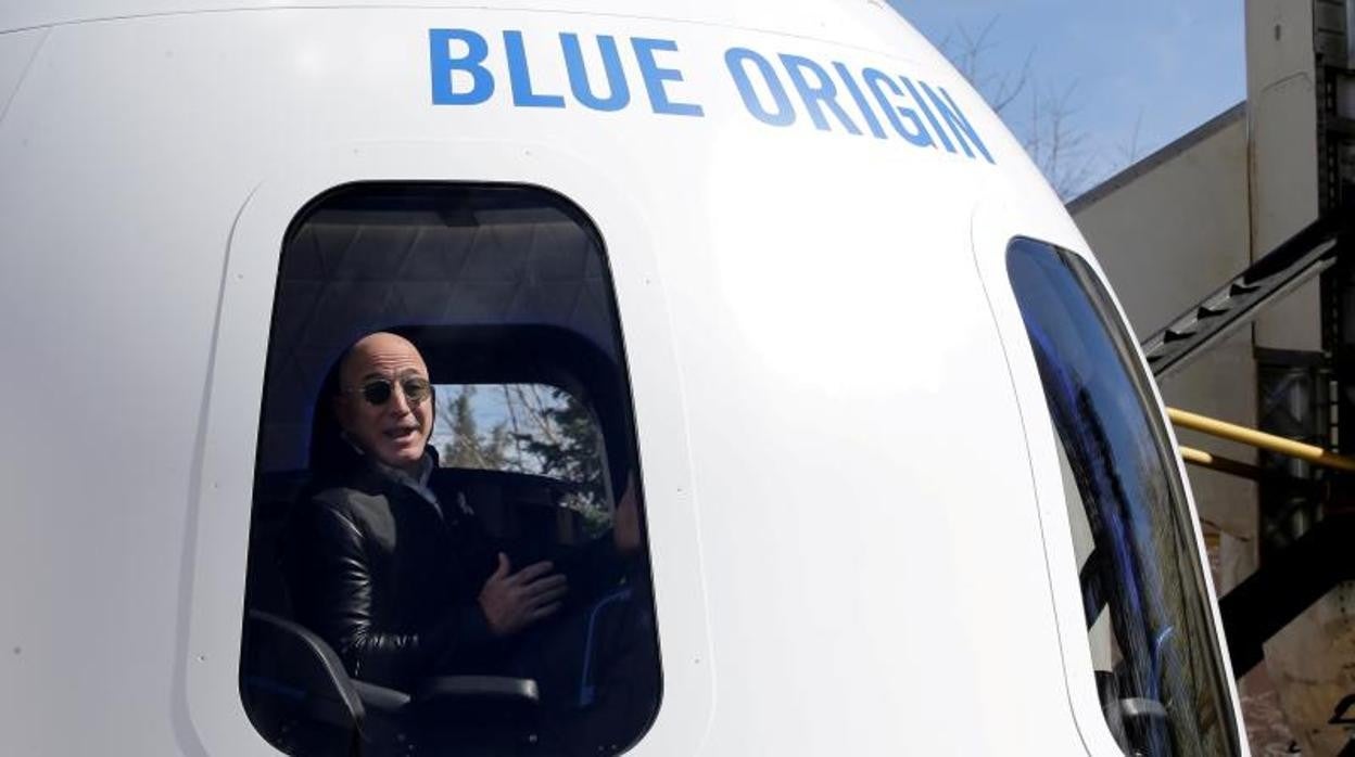 Jezz Bezos dentro de la cápsula de la nave New Shepard