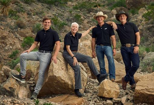 La tripulación de la New Shepard: Oliver Daemen, Wally Funk, Jeff Bezos y su hermano Mark Bezos