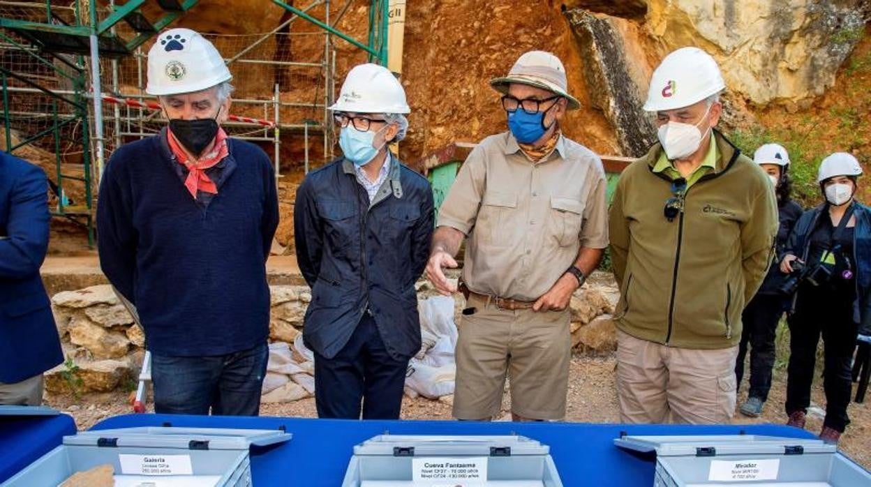 Los codirectores de Atapuerca, Juan Luis Arsuaga (i), José María Bermúdez de Castro (d), y Eudald Carbonell (2d), junto al consejero de Cultura y Turismo de la Junta de Castilla y León, Javier Ortega (2i)