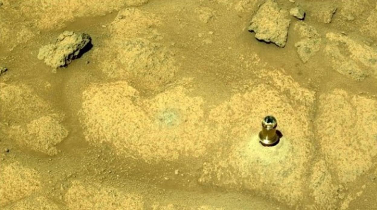 Broca usada y desechada por el Perseverance en la superficie de Marte