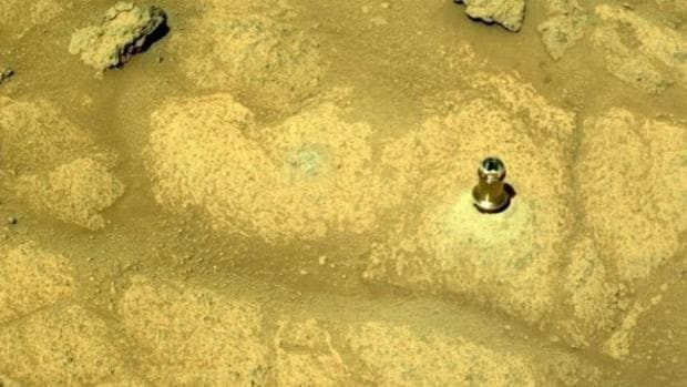 ¿Qué es este artefacto y por qué sobresale del suelo de Marte?