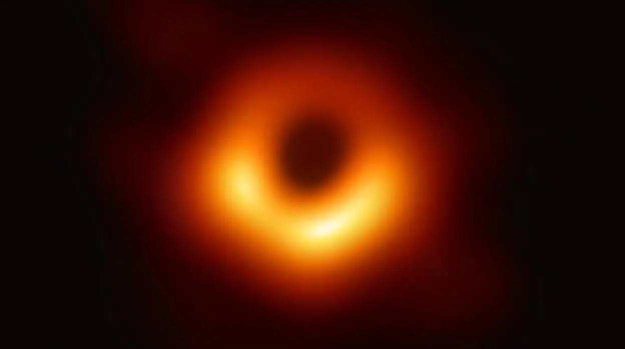 Histórica imagen del agujero negro supermasivo del centro de la galaxia M87, a 55 millones de años luz