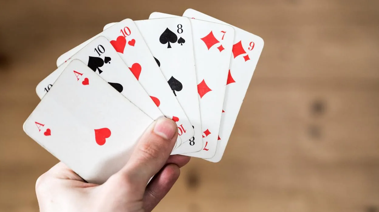 Por qué hay más posibilidades en una baraja de cartas que átomos