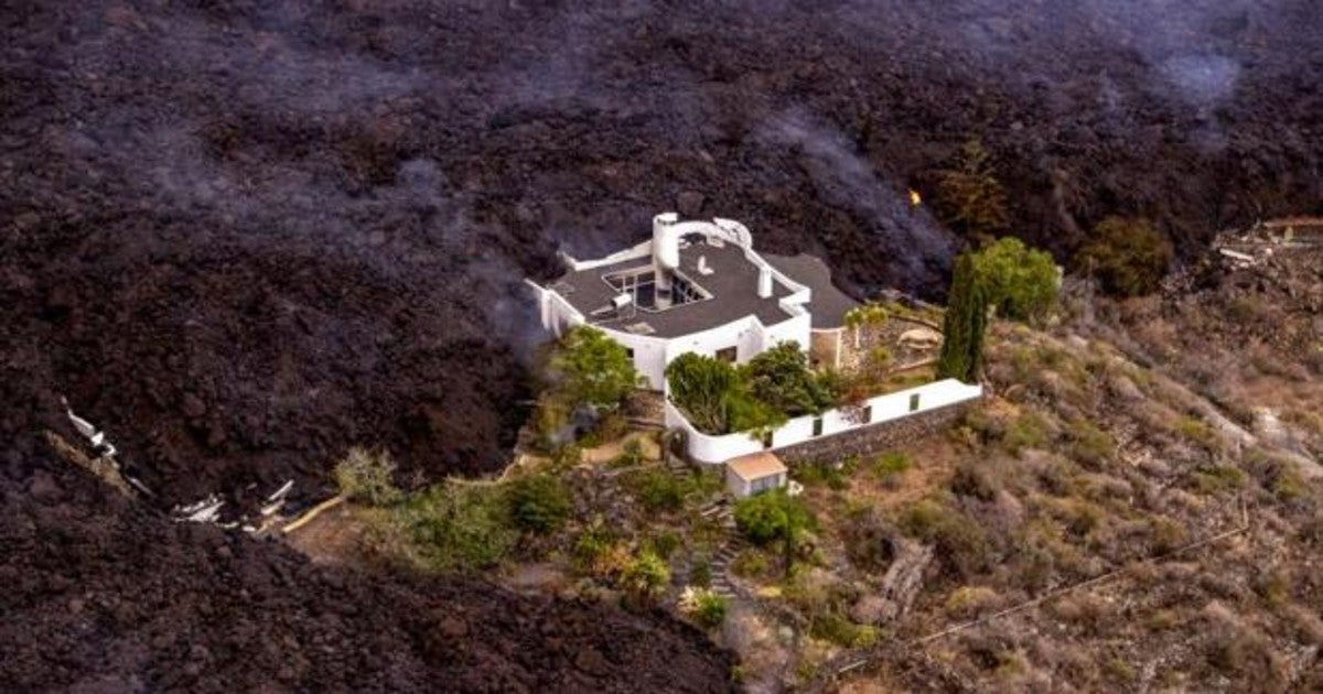 La lava del volcán de La Palma se acerca a una vivienda, en una imagen del 22 de septiembre