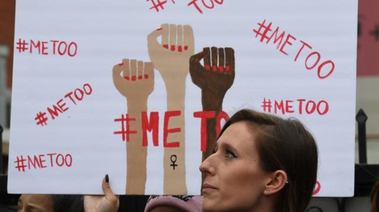 Mujer con una pancarta durante una concentración a favor del movimiento 'me too'