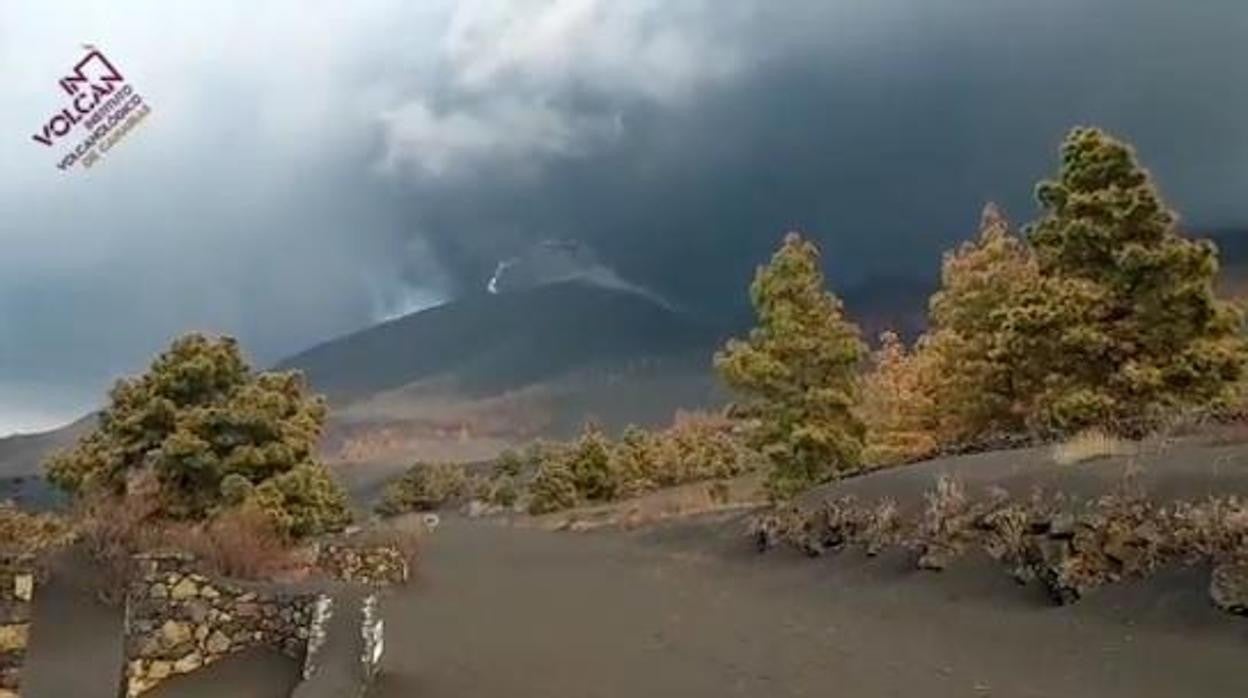 Imagen captada por una profesional del INVOLCAN en el momento exacto en que un rayo atraviesa el volcán de Cumbre Vieja