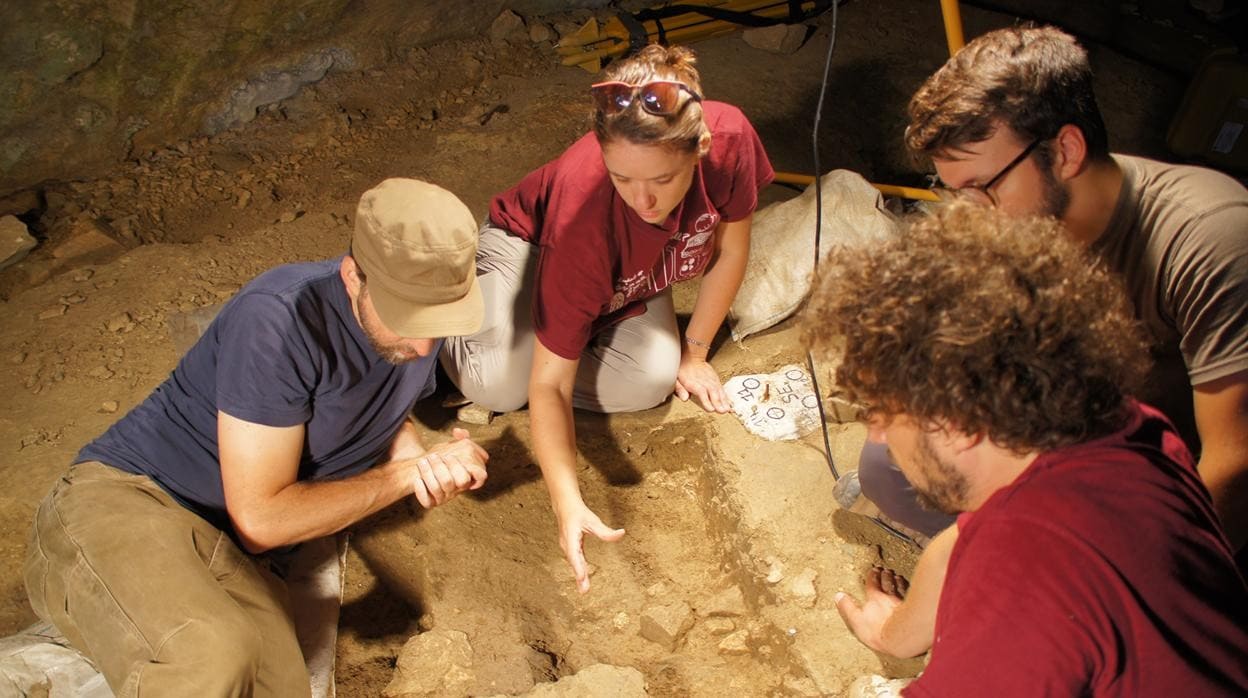 Jamie Hodgkins, investigadora principal, y su equipo en el sitio del descubrimiento del entierro en Italia