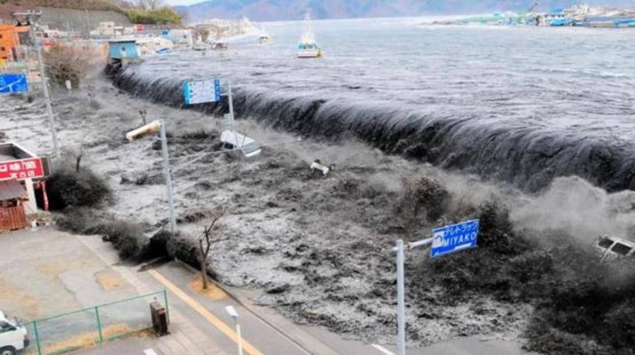 Imagen del destructivo tsunami que azotó las costas japonesas en 2011