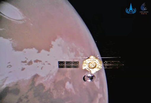 Imagen grupal de la sonda que orbita Marte y el planeta rojo de fondo