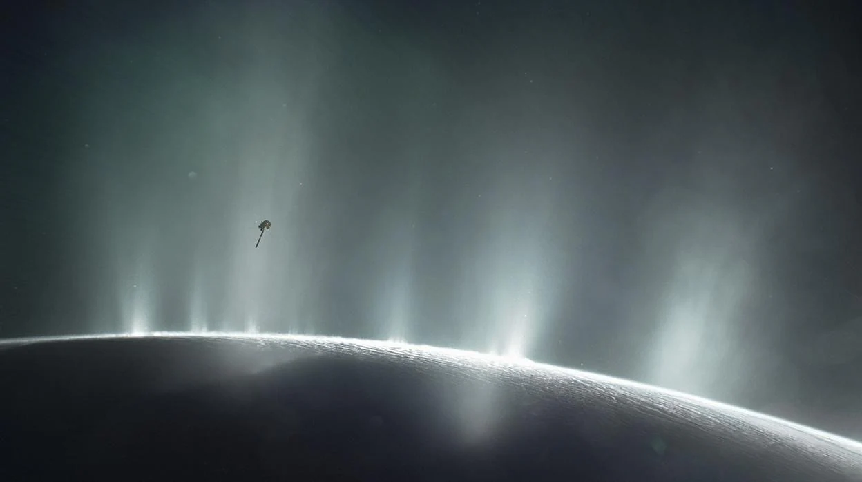 Esta imagen tomada en 2005 por la sonda Cassini muestra grandes géiseres de vapor de agua surgiendo del polo sur de Encélado