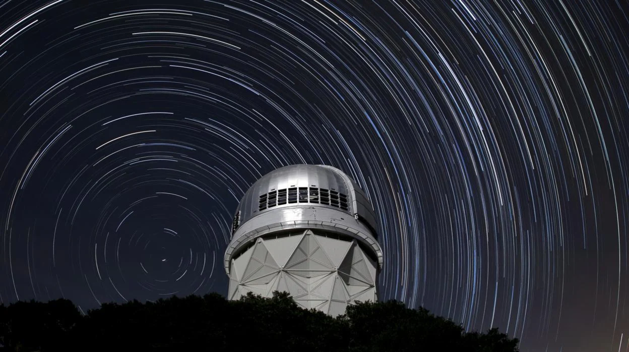 Estelas de estrellas sobre el telescopio de 4 metros Nicholas U. Mayall en el Observatorio Nacional Kitt Peak cerca de Tucson, Arizona