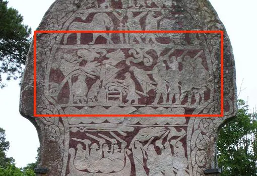 Detalle esculpido en una piedra vikinga en Gotland, Suecia, en el que se muestra una ejecución ritual similar al Águila de Sangre que describen los textos nórdicos.