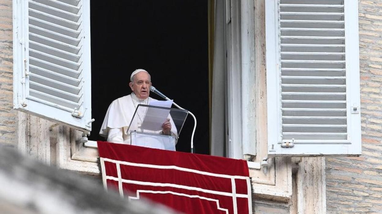 El Papa Francisco, este domingo en la ventana del Palacio Apostólico Vaticano