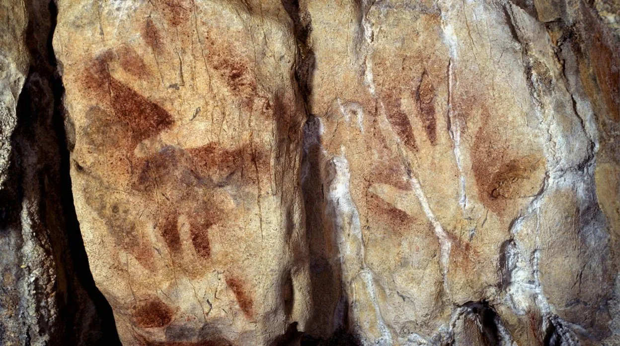 Manos en negativo en la cueva de La Garma, en Cantabria