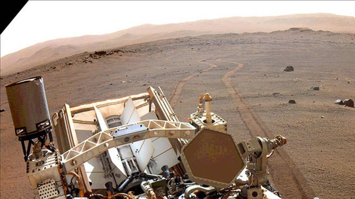 El rover Perseverance de la NASA observa las huellas de sus ruedas el 17 de marzo