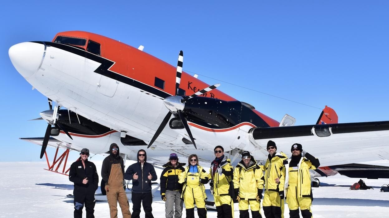 Científicos de ICECAP-2, una colaboración de investigación internacional que cartografió las últimas regiones inexploradas de la Antártida Oriental,