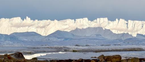 La costa de la Princesa Isabel de la Antártida, cerca de donde la capa de hielo se encuentra con el mar. El lago Snow Eagle recién descubierto se encuentra a unos cientos de km tierra adentro, bajo la misma capa de hielo