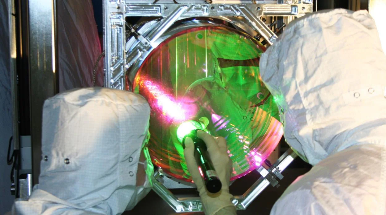 Uno de los espejos de 40 kg de LIGO