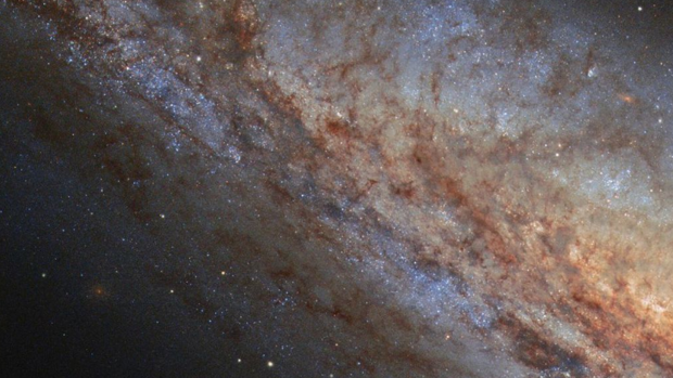 La NASA comparte la espectacular imagen de una galaxia a unos 80 millones de años luz de la Tierra